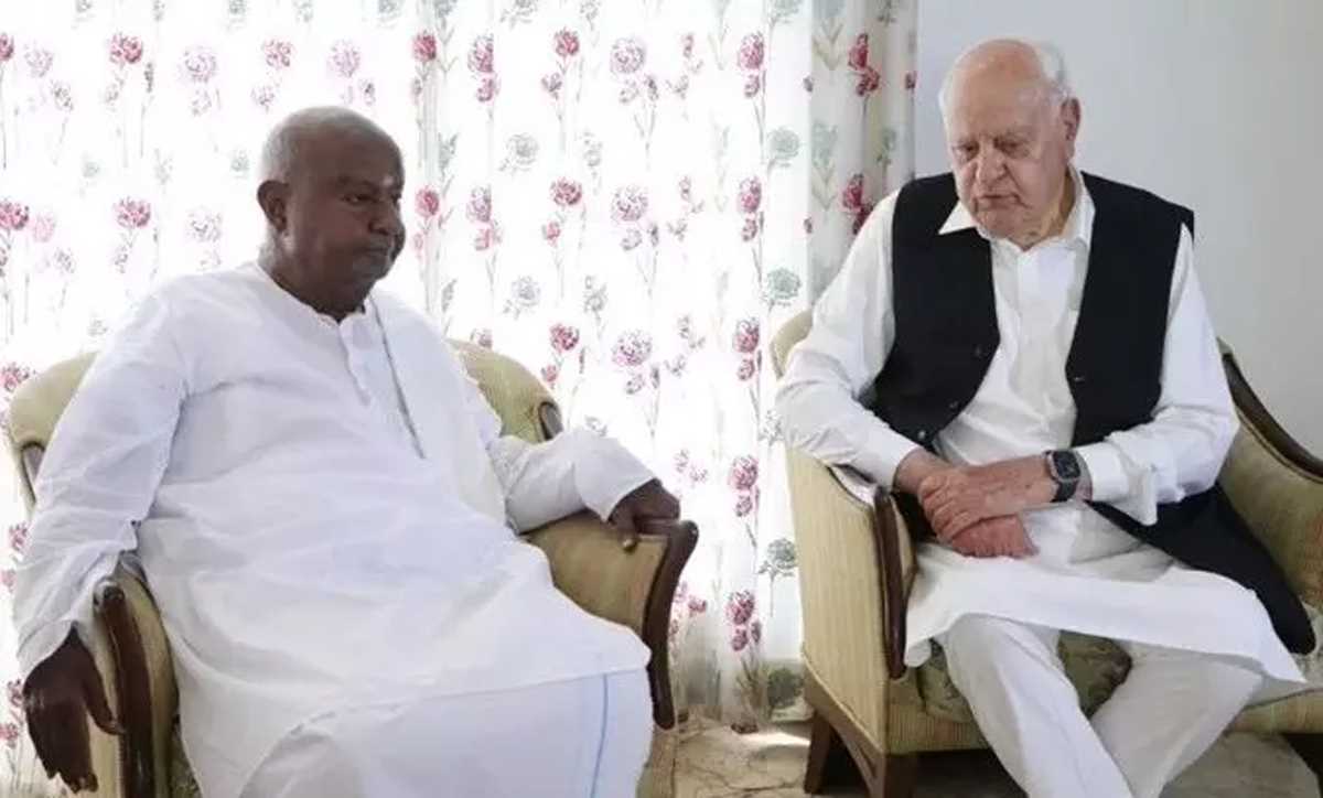 बेंगलुरु में फारूक अब्दुल्ला ने देवेगौड़ा से की मुलाकात